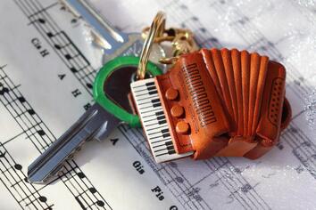 key-holder-g5830f7b42_1920(1)